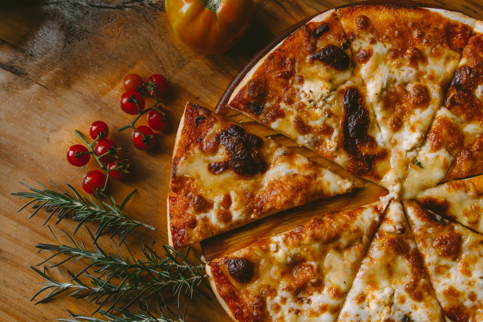 Pizza de GG garnie de légumes fraîchement saisis